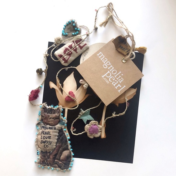 NWT Magnolia Pearl Hand Knotted Cat Necklace RARE - Picture 3 of 3